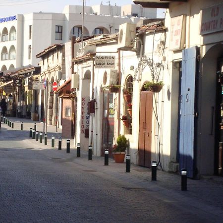Dezo Luxury Town Apartment Larnaca Bagian luar foto