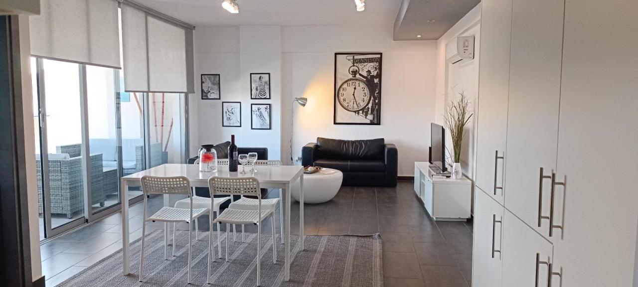 Dezo Luxury Town Apartment Larnaca Bagian luar foto