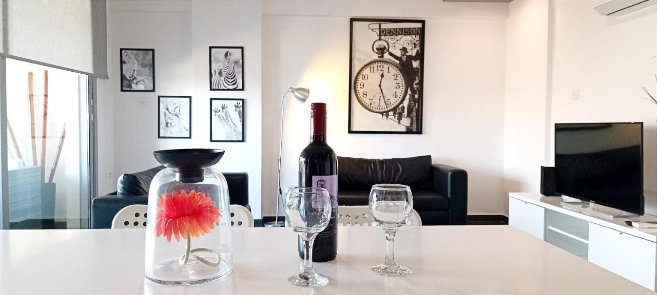 Dezo Luxury Town Apartment Larnaca Bagian luar foto