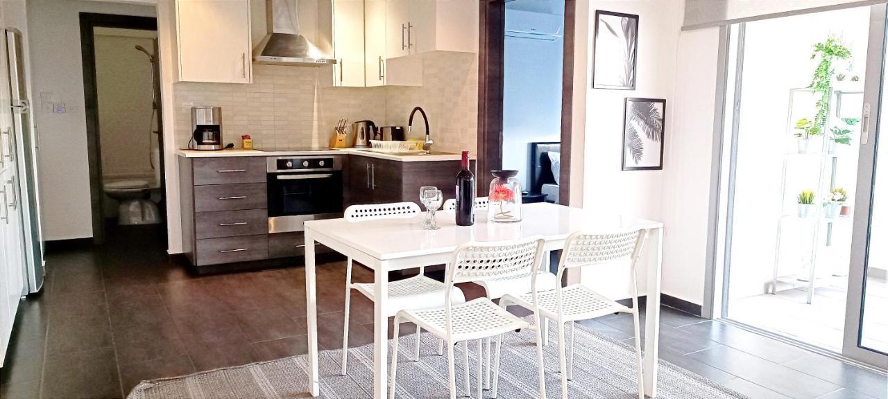 Dezo Luxury Town Apartment Larnaca Bagian luar foto