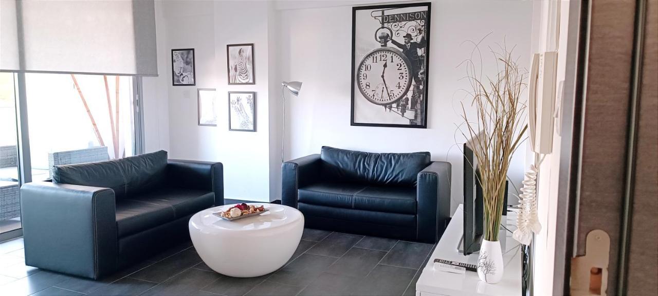 Dezo Luxury Town Apartment Larnaca Bagian luar foto