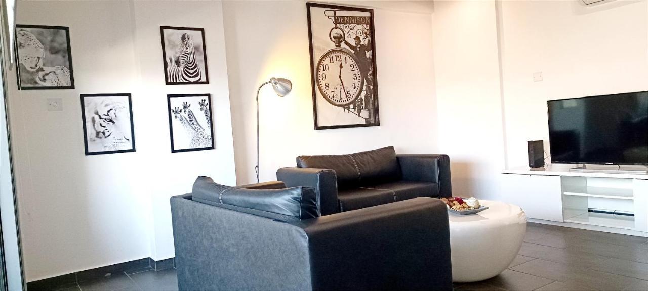 Dezo Luxury Town Apartment Larnaca Bagian luar foto