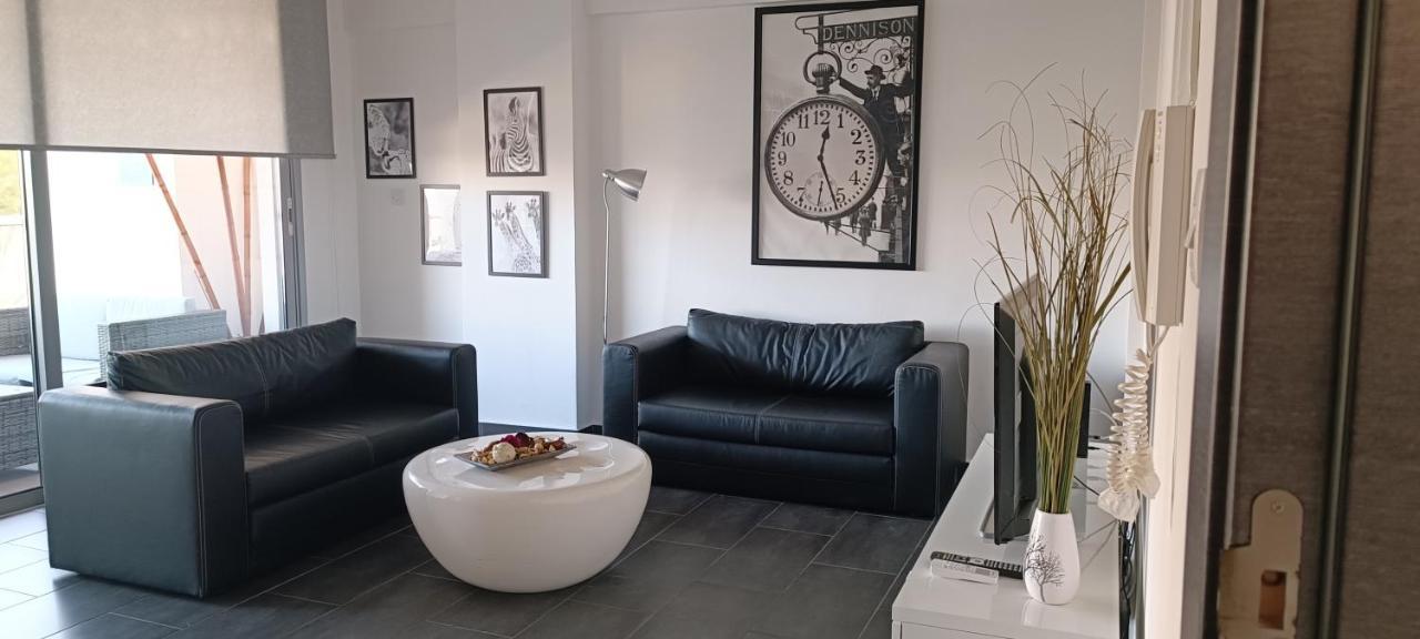 Dezo Luxury Town Apartment Larnaca Bagian luar foto