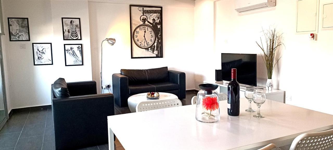 Dezo Luxury Town Apartment Larnaca Bagian luar foto