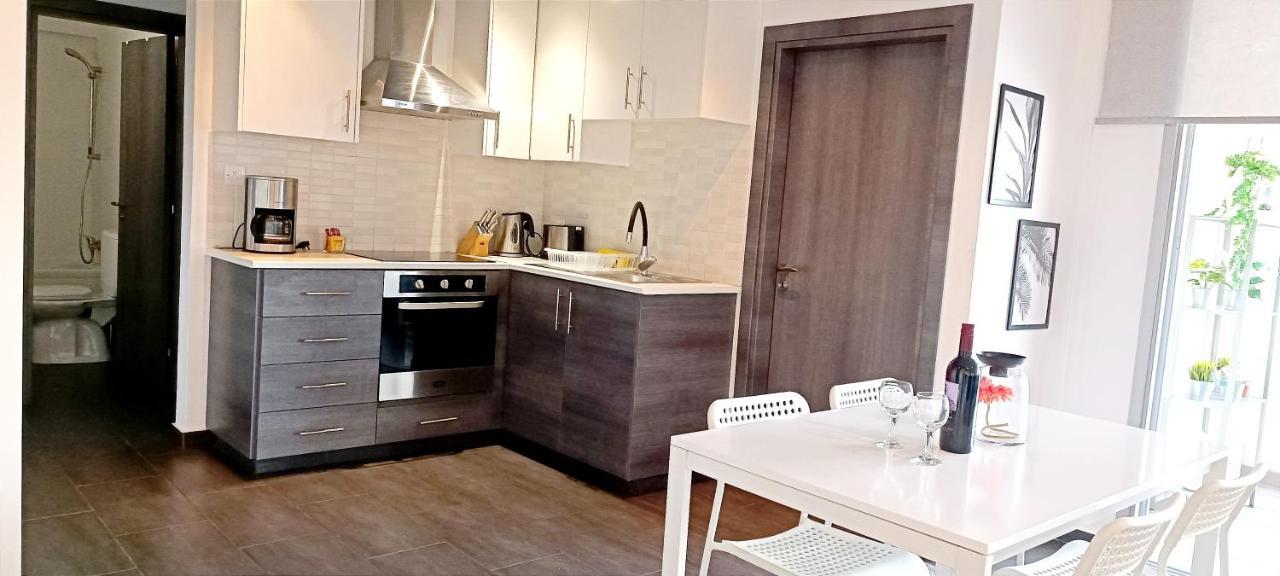 Dezo Luxury Town Apartment Larnaca Bagian luar foto
