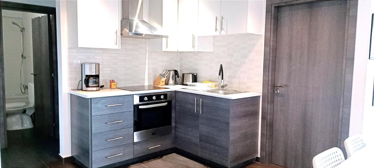 Dezo Luxury Town Apartment Larnaca Bagian luar foto