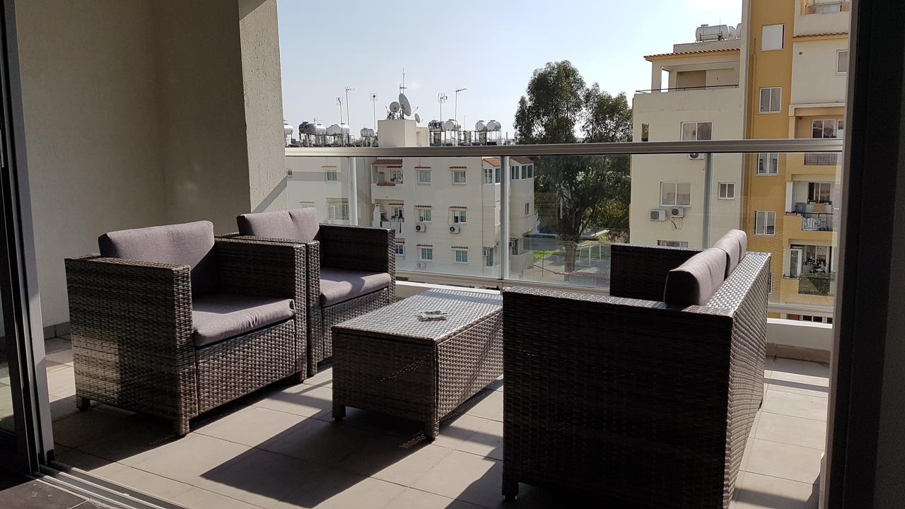 Dezo Luxury Town Apartment Larnaca Bagian luar foto