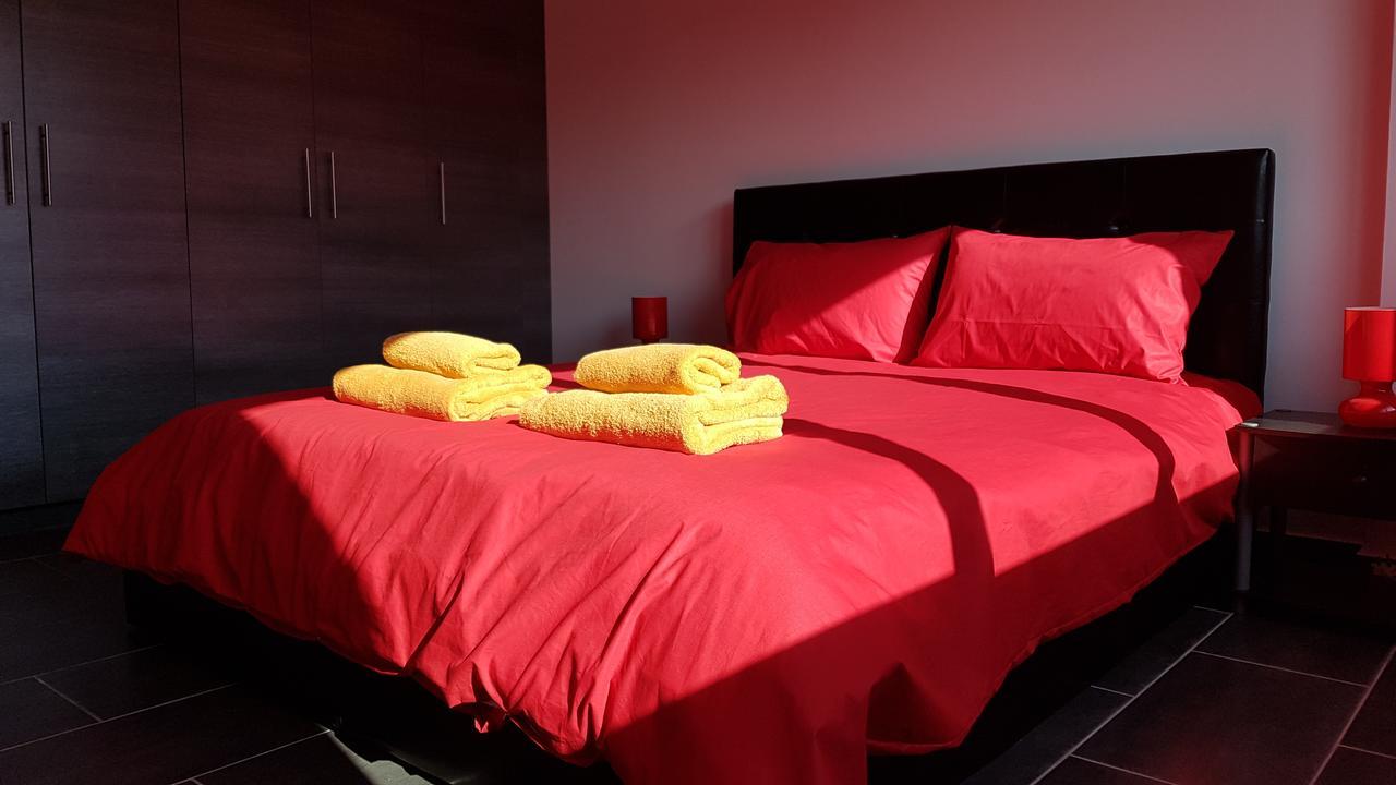 Dezo Luxury Town Apartment Larnaca Bagian luar foto