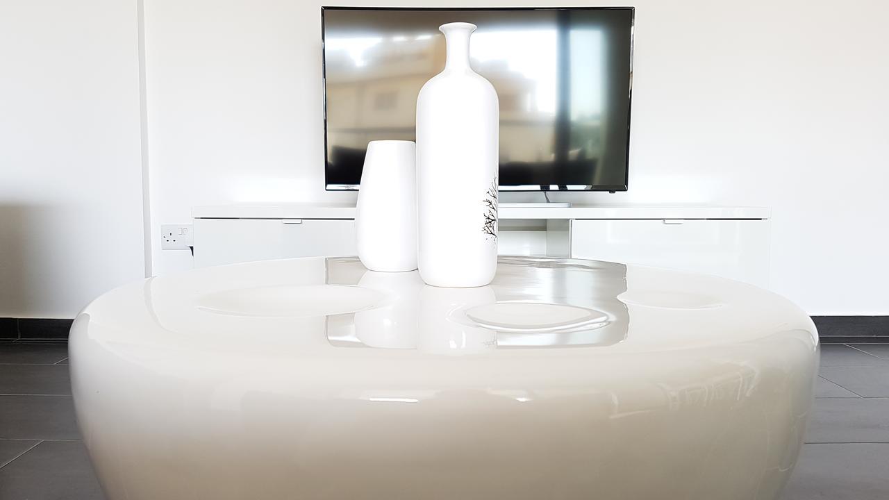 Dezo Luxury Town Apartment Larnaca Bagian luar foto