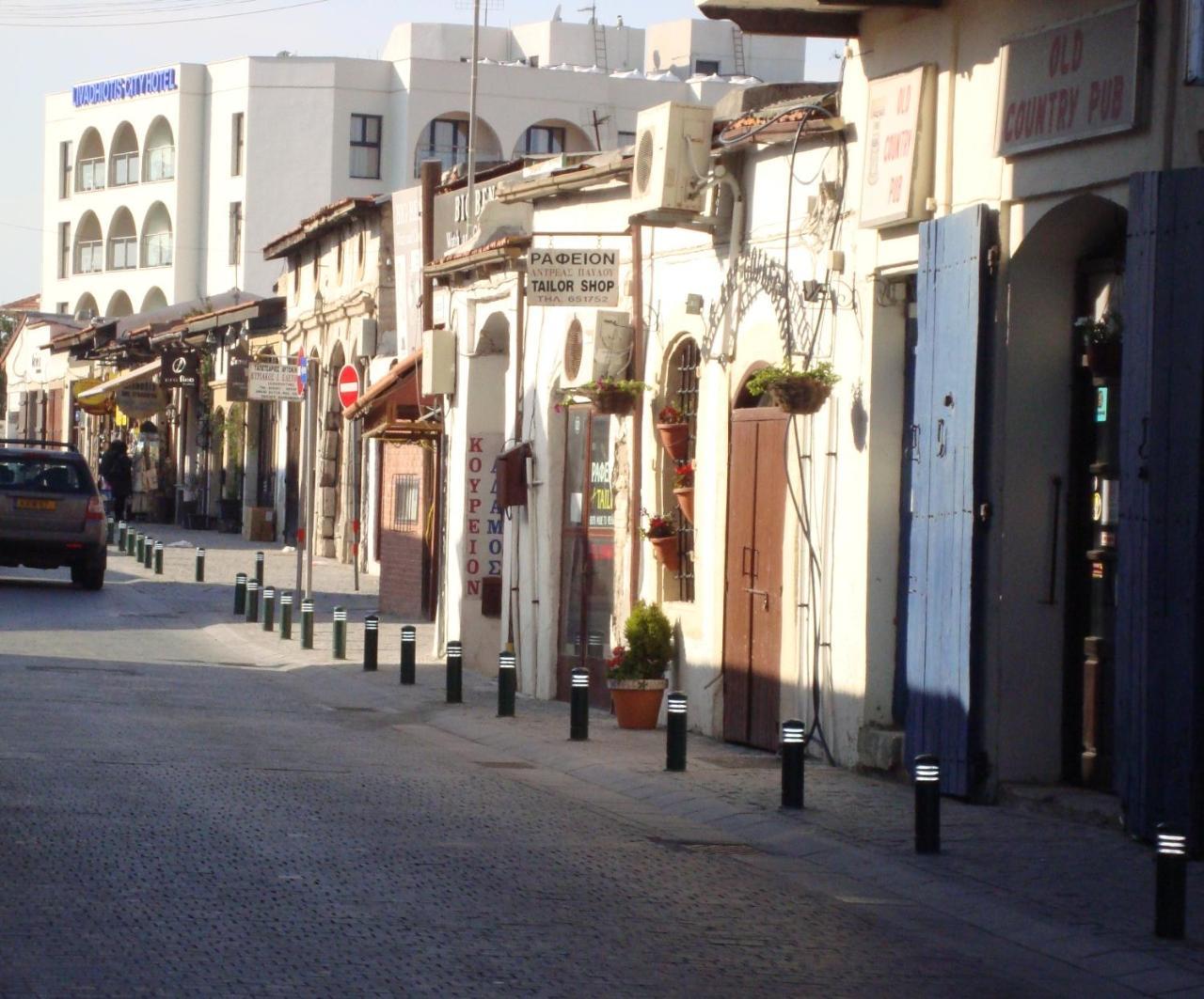 Dezo Luxury Town Apartment Larnaca Bagian luar foto