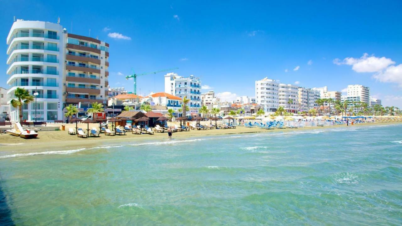 Dezo Luxury Town Apartment Larnaca Bagian luar foto
